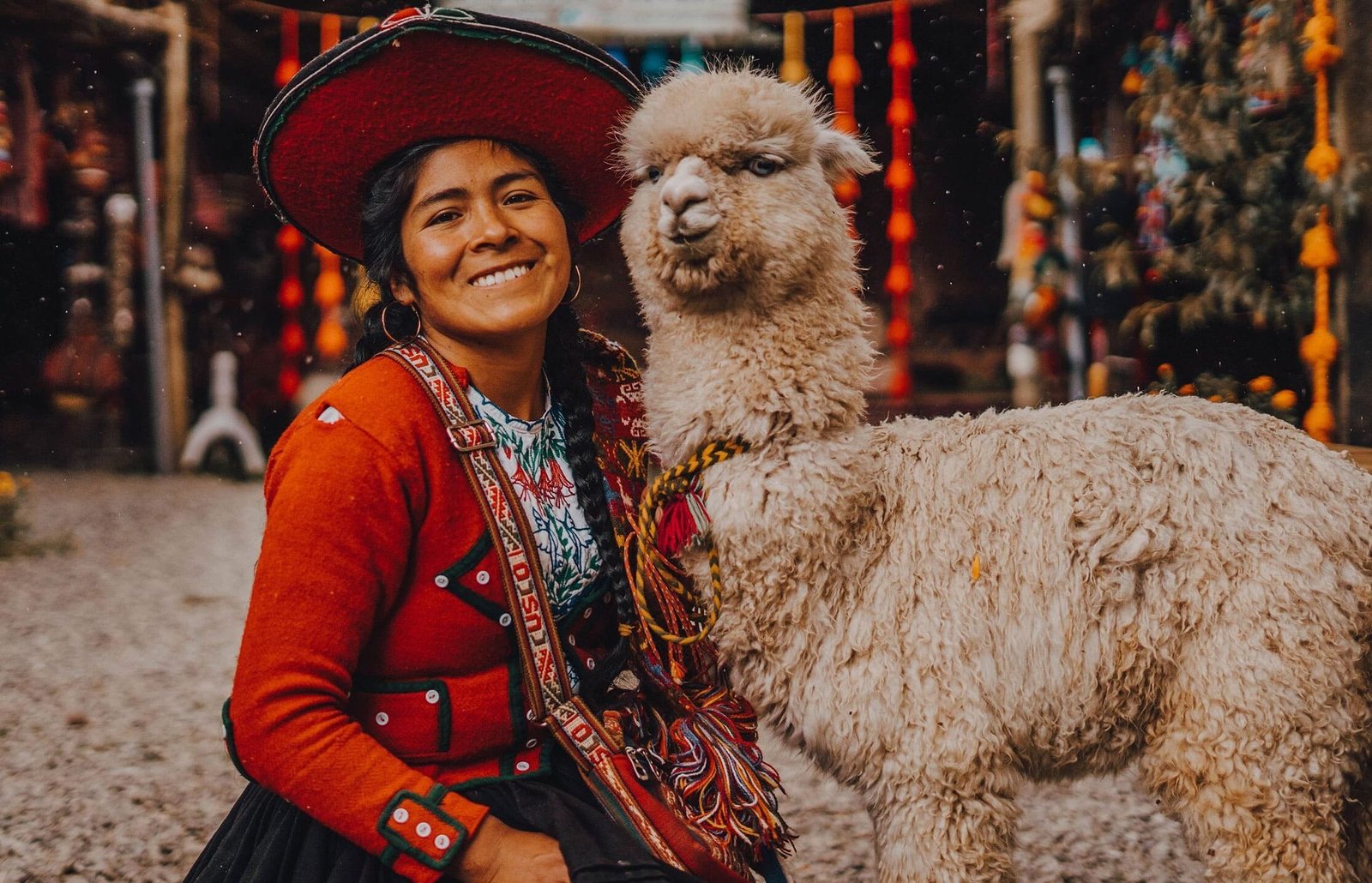peru-woman-in-traditional-clothing-alcapa